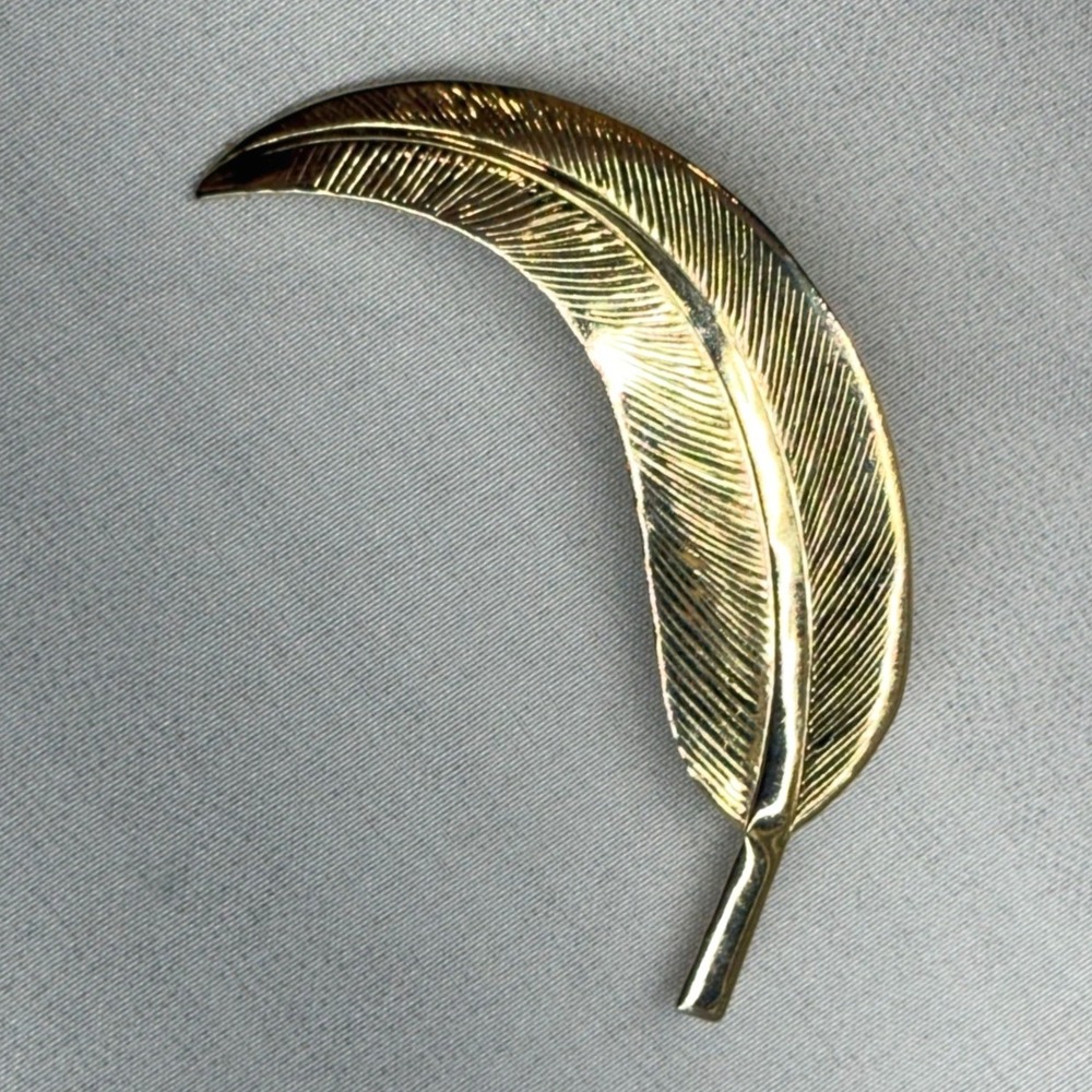 Unbranded Feather Brooch Women OS Gold Excellent Vintage Textured Leaf Pin